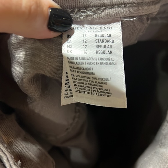 American Eagle distressed jegging. Size 12. Grey/khaki color - Picture 7 of 8